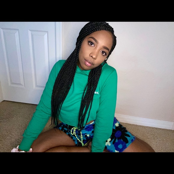 MEET YOUR POSHMARK SELLER 💖💖💖 - Picture 1 of 3